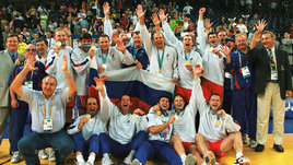 Гандболисты и тренеры сборной России с золотыми олимпийскими медалями