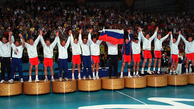 Гандболисты сборной России на церемонии награждения. Гандболисты сборной России на церемонии награждения золотыми олимпийскими медалями в 2000 году