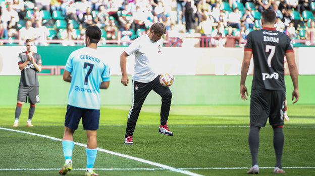 Дмитрий Губерниев сделал символический удар по мячу перед началом игры