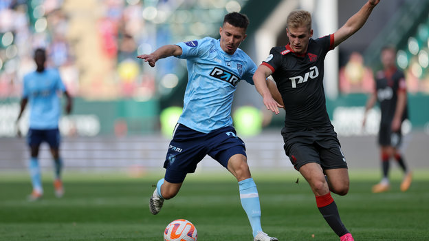 Футболисты Эдгар Севикян и Сергей Пиняев