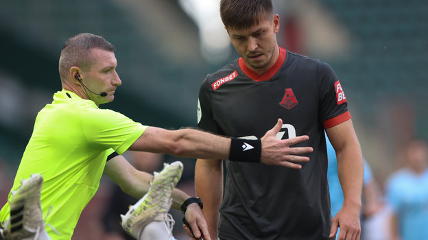 Ассистент арбитра Максим Гаврилин и Рифат Жемалетдинов