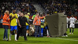Страшная травма головы вратаря «Валвейка» в матче с «Аяксом». Его реанимировали прямо на поле