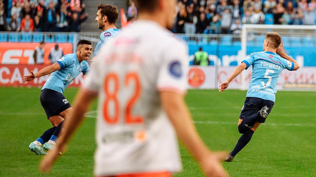 Юрий Горшков празднует гол.