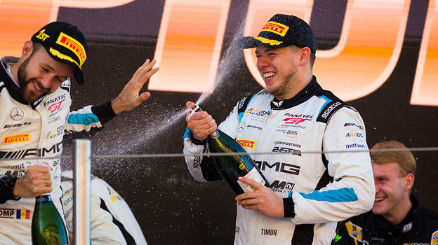 Тимур Богуславский празднует победу.