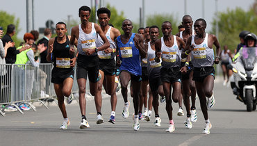 Марафонцы в кроссовках Adizero.