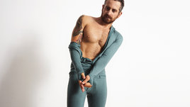 Мужчина снимает термобелье