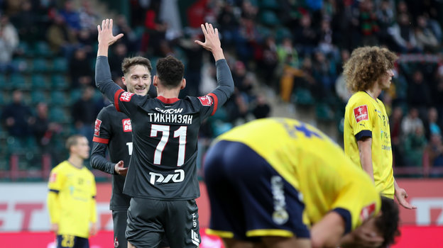 Антон Миранчук и Наир Тикнизян празднуют гол