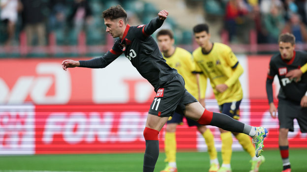 Футболист Антон Миранчук бьет по мячу