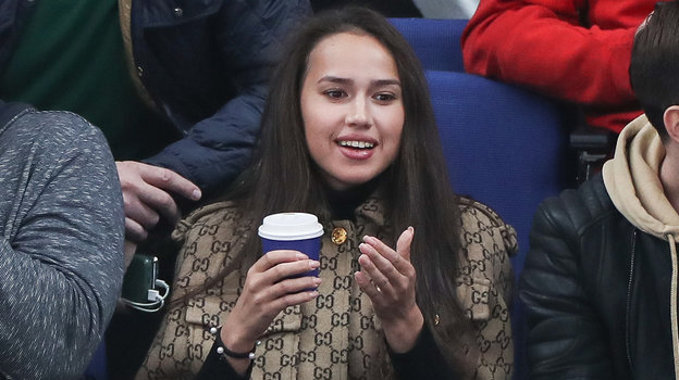 Алина Загитова. Алина Загитова на трибуне стадиона