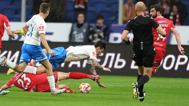 Футболисты Никита Чернов и Федор Смолов