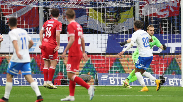 Александр Максименко пропускает первый гол