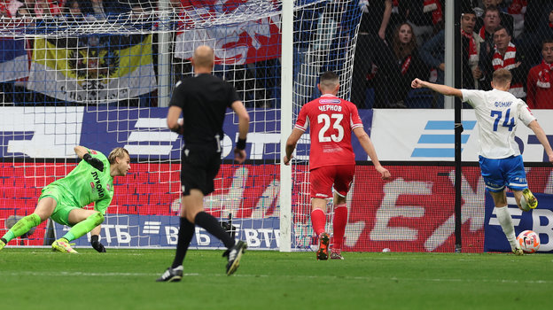 Даниил Фомин забивает гол в ворота Александра Максименко