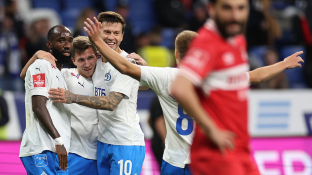 Динамовцы празднуют третий гол