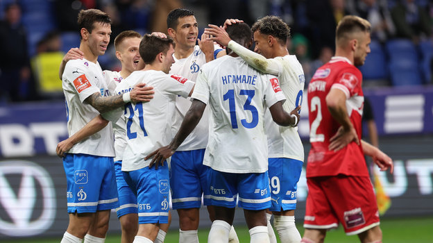 Иван Зазвонкин (№21) принимает поздравления от одноклубников после дебютного гола за бело-голубых