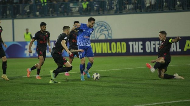 Остон Урунов в атаке.