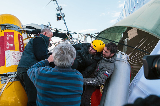 Федора Конюхова достают из шара после приземления.