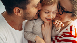 Папа, мама и ребенок.