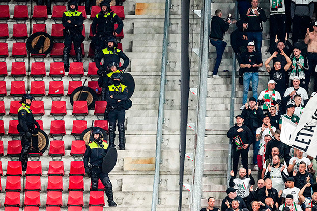 Полиция охраняет сектор с гостями из Польши.