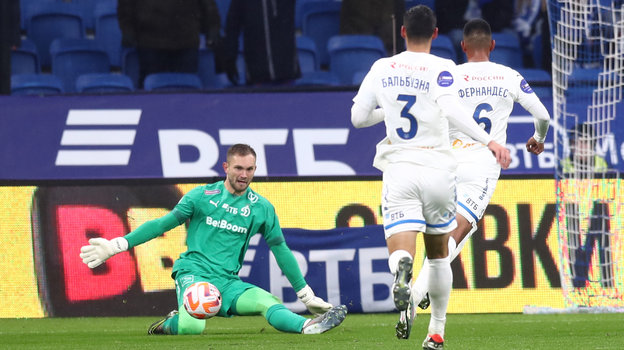 Футболист Игорь Лещук отбивает мяч