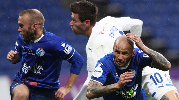 Футболисты Владислав Мастерной, Федор Смолов и Федор Кудряшов