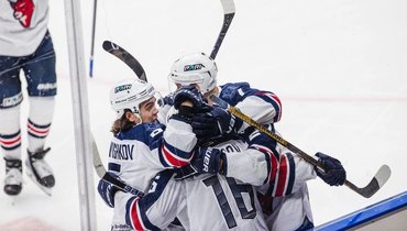 Игроки «Торпедо» в матче КХЛ с «Динамо».