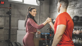 Мужчина и женщина в зале после тренировки.