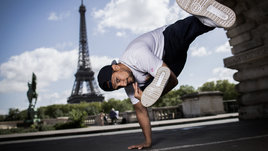 Французский брейк-дансер Mounir на фоне Эйфеллевой башни