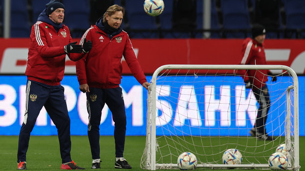 Тренеры сборной России Виктор Онопко и Валерий Карпин