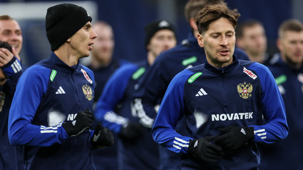 Футболисты сборной России Артем Макарчук и Далер Кузяев