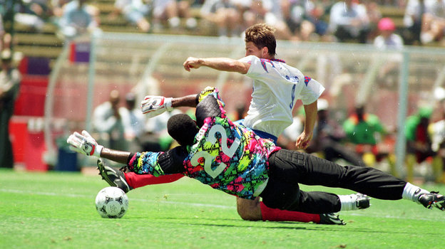 Олег Саленко в матче против сборной Камеруна. Олег Саленко в матче против сборной Камеруна