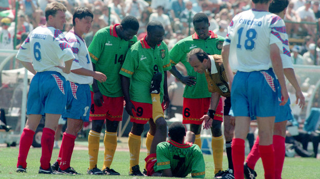 Игроки сборных России и Камеруна во время матча в 1994 году. Игроки сборных России и Камеруна во время матча в 1994 году