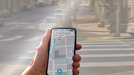 Мужчина держит телефон с картой