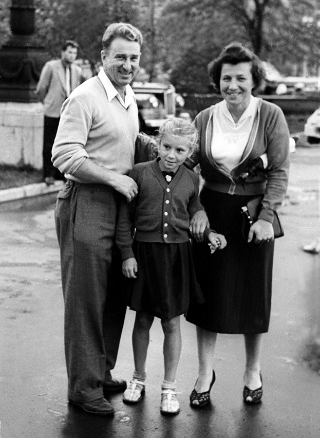 Татьяна Тарасова в детстве с родителями.