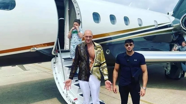 Тайсон Фьюри рядом со своим самолетом. Боксер Тайсон Фьюри с самолетом.