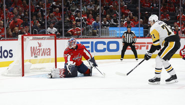 Евгений Малкин атакует ворота «Вашингтона».