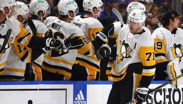 Евгений Малкин празднует гол.