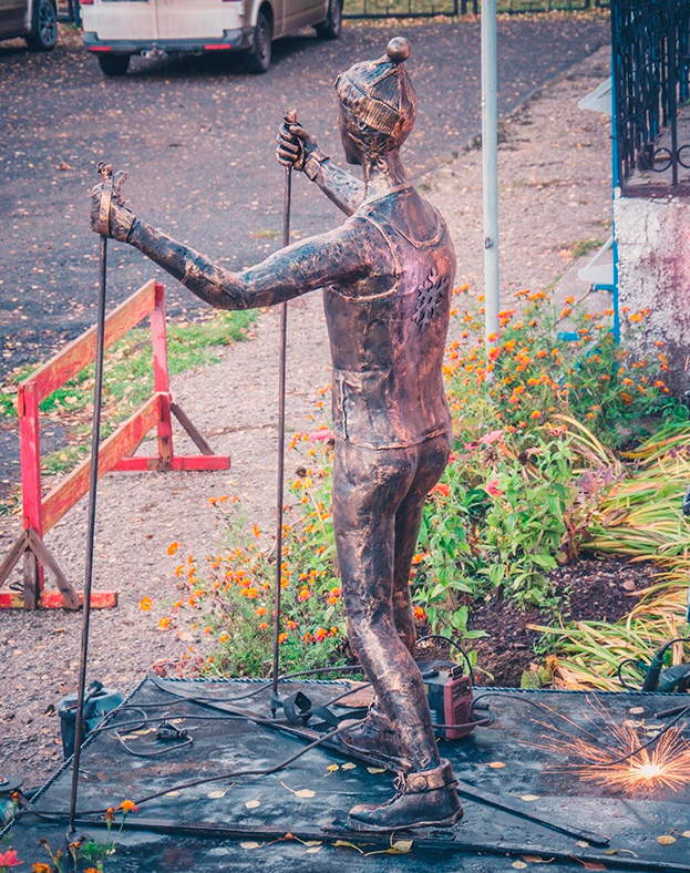 Памятник лыжнику в Кунгуре.