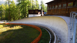 Вид на санно-бобслейную трассу Эудженио Монти