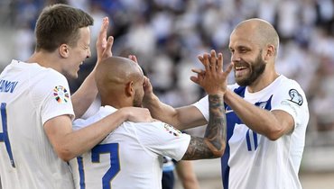 Игроки сборной Финляндии в матче с Сан-Марино.