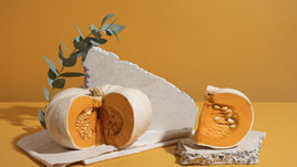 Тыква в разрезе на оранжевом фоне