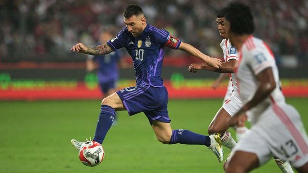 Лионель Месси с мячом.