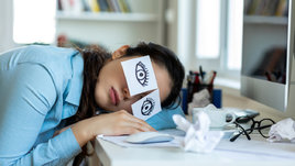 Девушка спит на рабочем месте