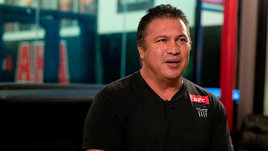 «Американцы могут пройти и не поздороваться, а дагестанцы здороваются всегда». Интервью с тренером Махачева