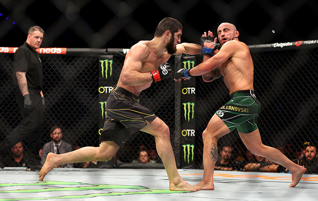 Бой Ислама Махачева и Александра Волкановски.