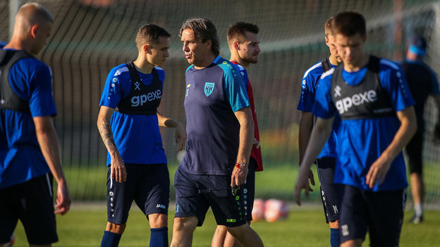 Сергей Юран на тренировке «Пари НН». Футбольный тренер Сергей Юран на тренировке «Пари НН»