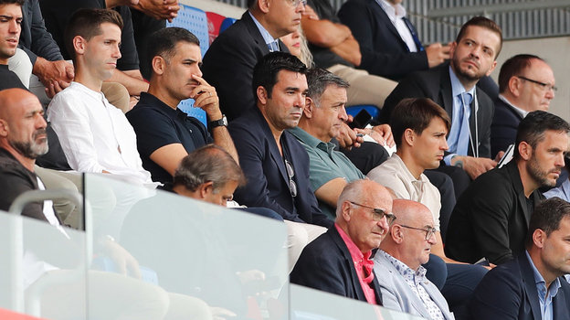 Деку на трибуне (в центре). Деку на трибуне