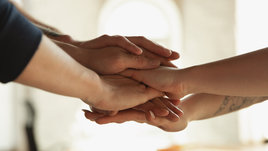 Люди держатся за руки и поддерживают друг друга