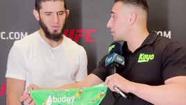 «Будешь в них тренироваться?» Журналист хотел подарить Махачеву обтягивающие плавки, но боец отказался