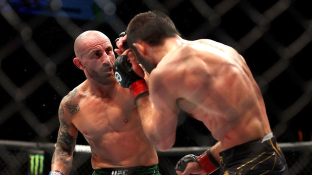 Первый бой Алекса Волкановски и Ислама Махачева.