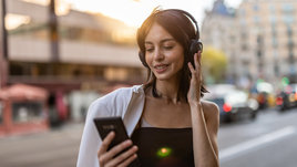 Девушка слушает музыку